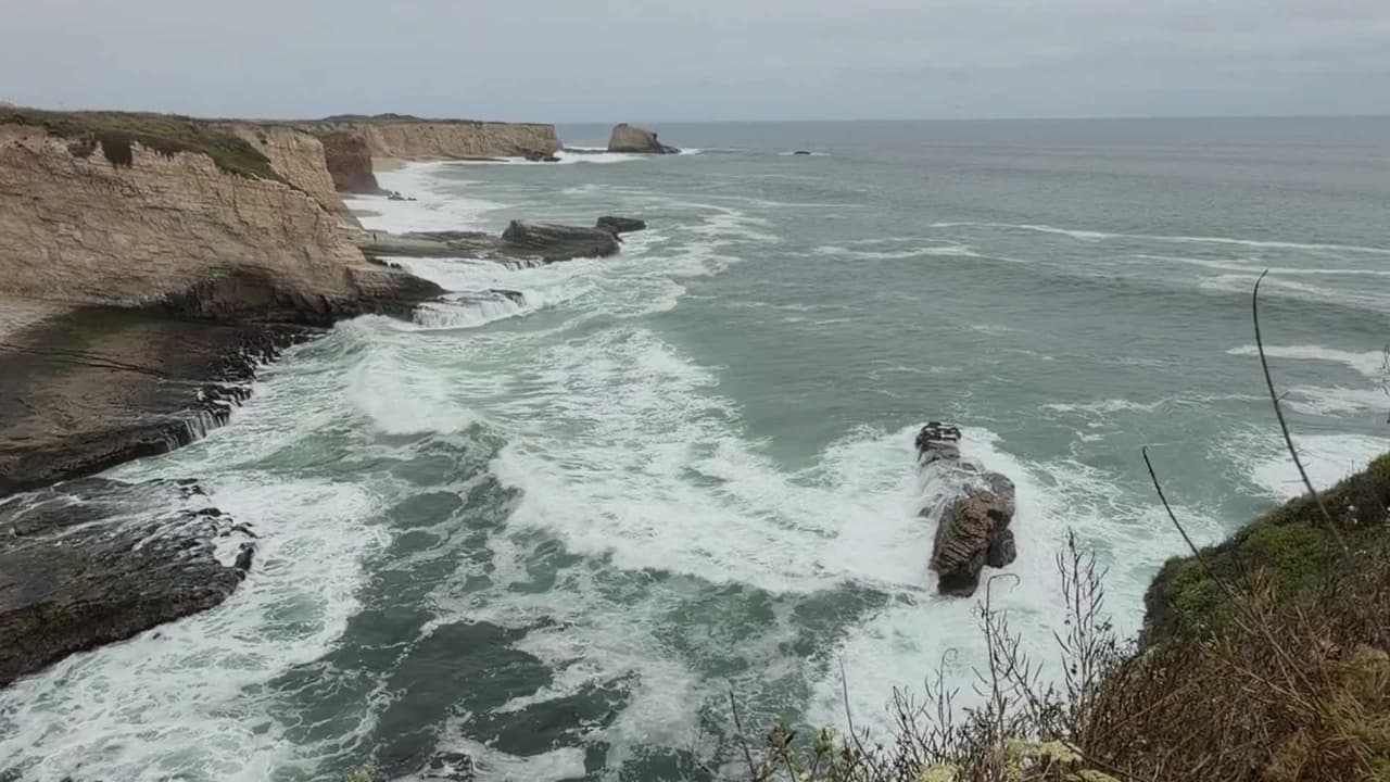 Dos estudiantes universitarias murieron luego de ser arrastradas por una ola  en una playa en Santa Cruz