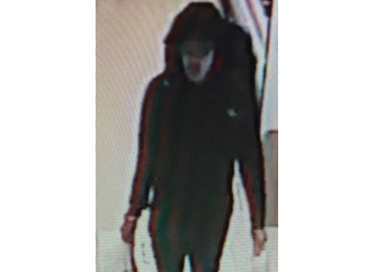 Esta imagen tomada de un video de cámara de seguridad obtenido por 
<b><a href="http://news.sky.com/" target="_blank">Sky News y publicada por AP</a></b> muestra a un hombre caminando en el centro comercial Arndale de Manchester el viernes 19 de mayo de 2017, con una mochila azul con una etiqueta todavía colgando de ella, lo que parece indicar que es nueva. Sky News (emisora británica) dice que la policía cree que las imágenes muestran al sospechoso del atentado en el Manchester Arena. (Sky News Exclusiva vía AP)
<br>