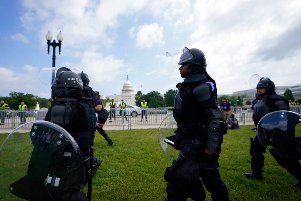 Más de 600 personas han sido arrestadas en los más de ocho meses desde el ataque del 6 de enero, más de 50 de las cuales se han declarado culpables de una variedad de delitos federales. Seis han sido declarados culpables en la corte, según el Departamento de Justicia.
