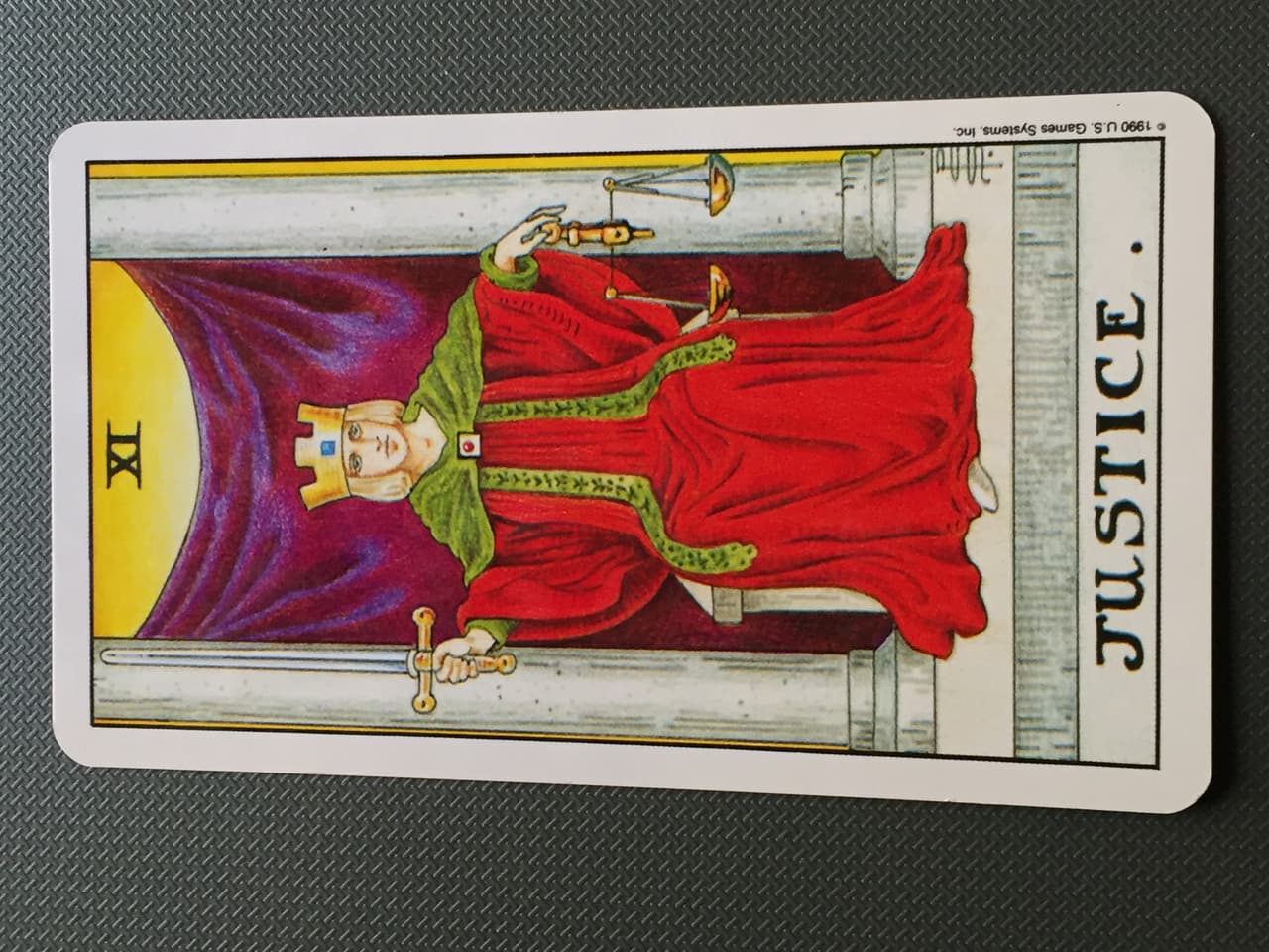 La justicia indica que los acontecimientos han funcionado como estaban destinados a ocurrir y que lo que te está pasando en tu vida proviene de las decisiones que has tomado y las medidas que has hecho en el pasado. La Justicia en el tarot indica que obtienes lo que te mereces.