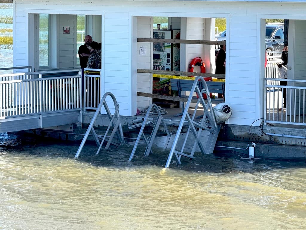 Este domingo, a plena luz del día, en el muelle se observaba
<b> </b>lo que
<b> parecía una escalera al agua. </b>Esa es
<b> la plataforma que colapsó</b> este 19 de octubre, en
<b> Sapelo Island, Georgia</b>.