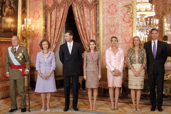 REINA SOFÍA, PRINCESA LETIZIA E INFANTAS ELENA Y CRISTINA- Ellas no tienen un sueldo fijo, aunque se reveló que el Rey reparte entre ellas , 375,000 al año ($480,000), si la cantidad se repartiera equitativamente le tocarían $120,000 a cada una para ropa, secretarias, ayudantes y cuidados personales.