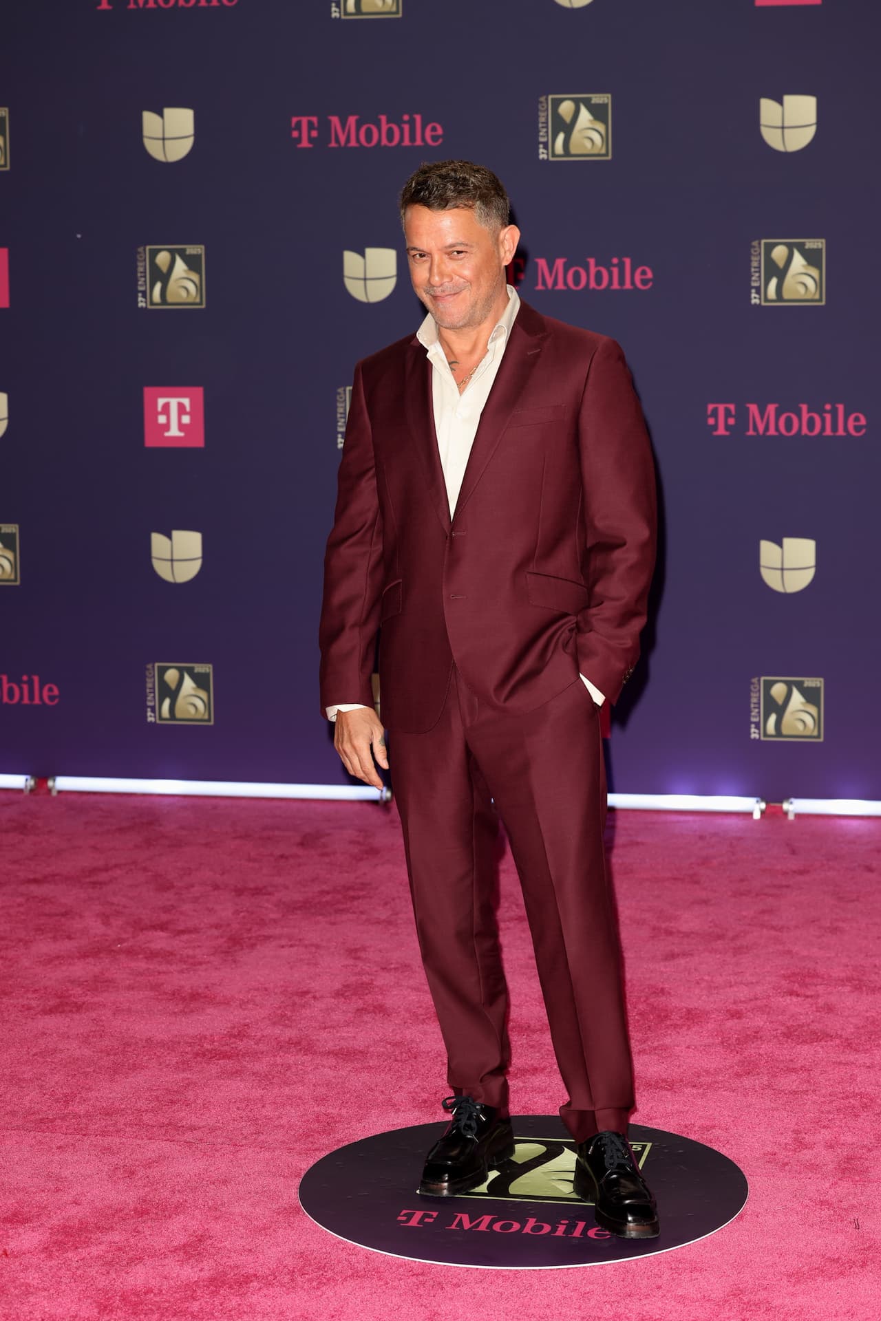 <b>Alejandro Sanz</b> posó con un traje rojo satinado.