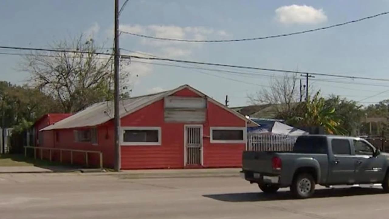 De acuerdo con la denuncia, del año 2007 al 2020, esta familia
<b><a href="https://www.univision.com/local/houston-kxln/ellos-se-quedaban-con-el-dinero-cuando-me-vendian-inmigrante-asegura-que-fue-obligada-a-prostituirse">obligó a las meseras que trabajaban en el bar Puerto Alegre</a>,</b> al este de
<a href="https://www.univision.com/temas/houston">Houston</a>, a prostituirse. Entre las víctimas se contabiliza al menos una menor de edad.