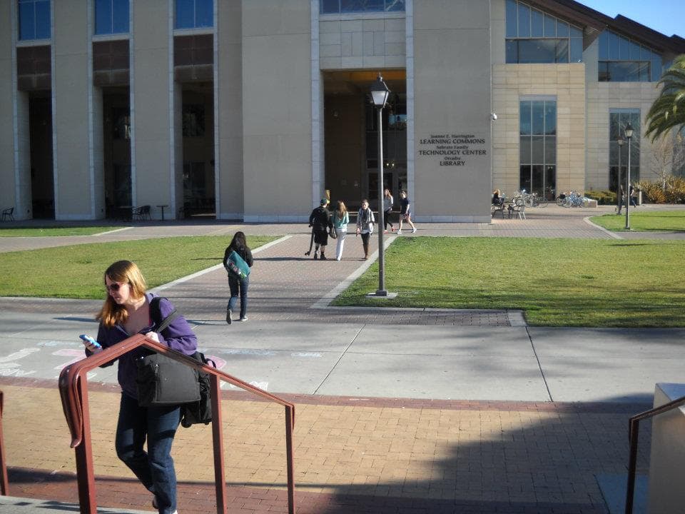 Durante este tiempo, el campus permanecerá abierto, las clases se darán en un formato en línea y cualquier examen final se ofrecerá en un formato por internet. Además de las clases, el condado anunció que cancelará por tres semanas a partir de este miércoles 11 de marzo los eventos públicos y privados de más de 1,000 personas.
<br>