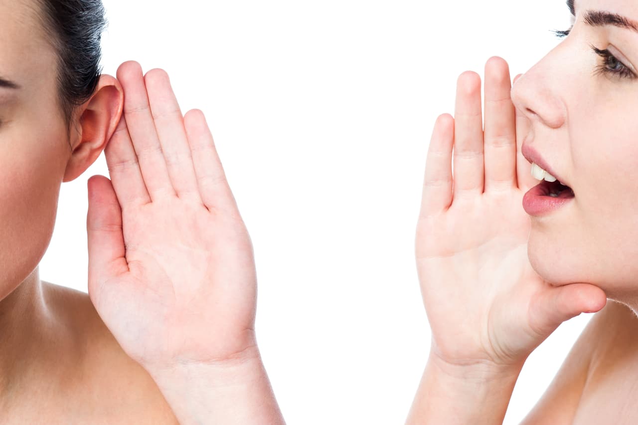 El encuentro peligroso de quien habla todo el tiempo, te desconcentra con una plática constante, chismes, se vuelve eco de cuanto rumor escucha, y lo peor de todo ¡insiste que le prestes atención cuando lo que habla es totalmente intrascendente!