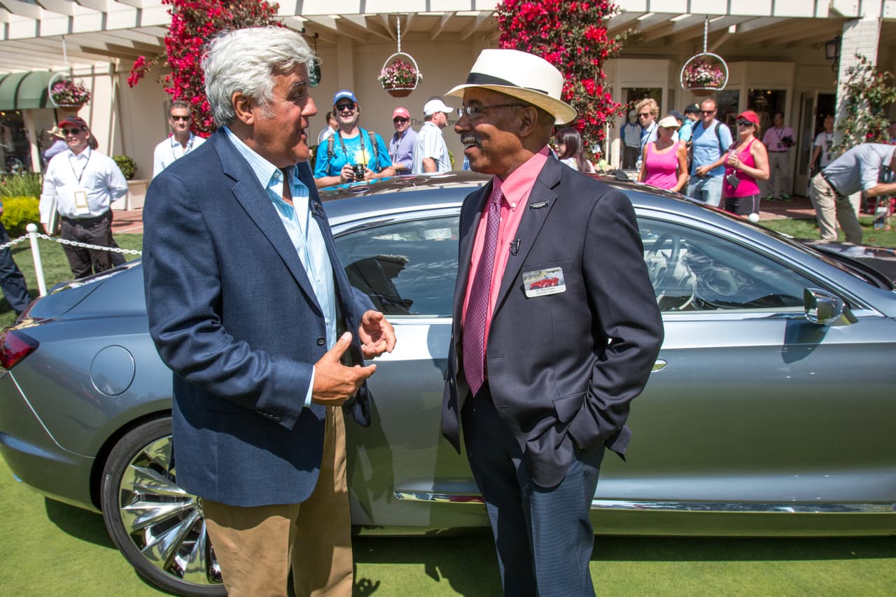 Ed Welburn intercambia impresiones con Jay Leno en el Concourse d'Elegance de Pebble Beach 2013.