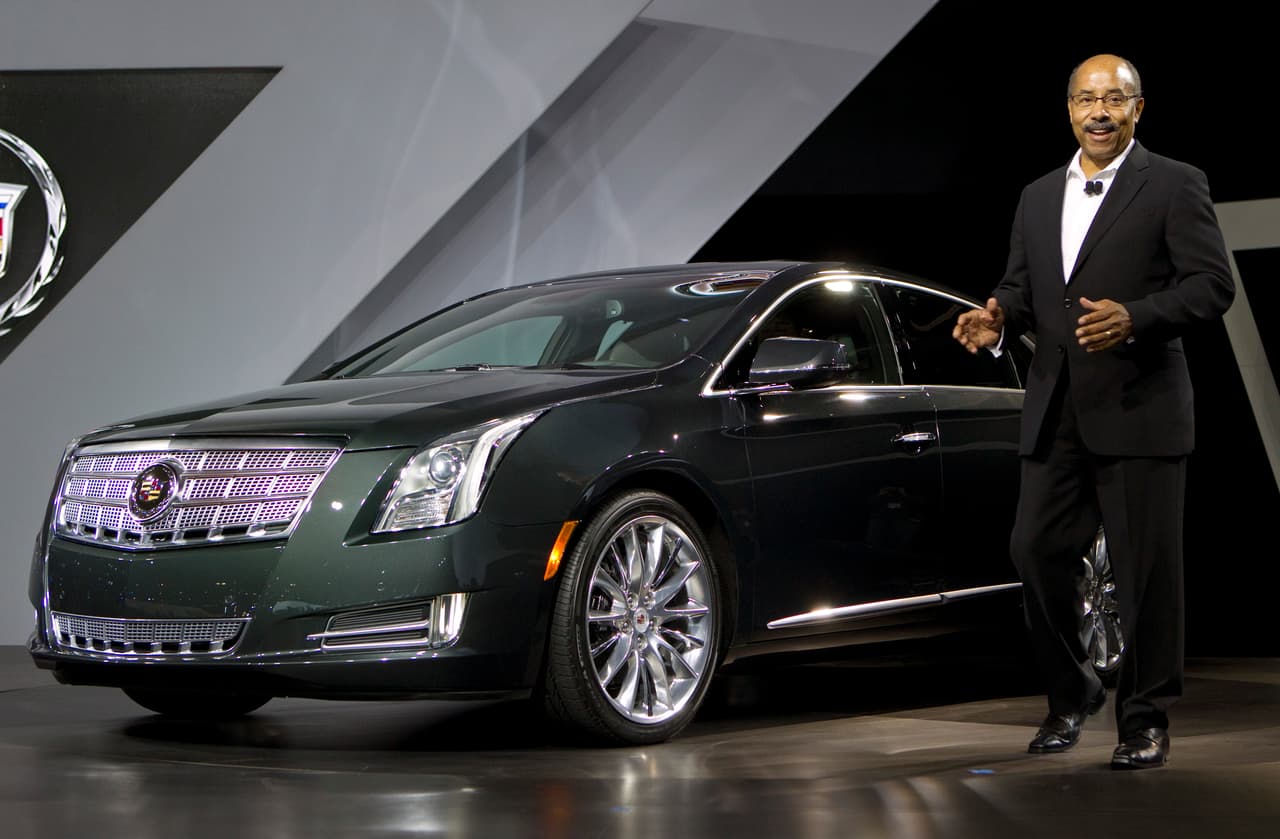 Ed Welburn presentando al Cadillac XTS 2008.
