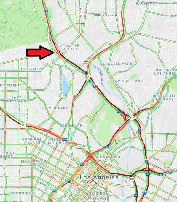 Inicialmente se informó que los carriles en dirección norte de la vía estarían cerrados hasta las 9:40 am. Sin embargo, estiman que los trabajos de limpieza y remoción de la plataforma tome más tiempo.