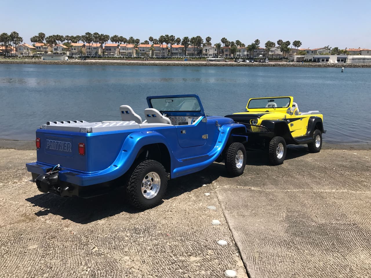 Así también, cuenta con un motor Panther Jet, en medio del paragolpes trasero, que le permite desplazarse a una buena velocidad sobre el agua. De hecho, aún es considerado como el anfibio más rápido del mercado a pesar que debutó hace varios años.