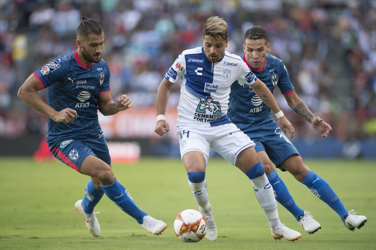 El delantero argentino del Pachuca, Sebastián Palacios (centro) se fue en blanco al igual que su equipo durante el encuentro por la jornada 1 de la Liga MX Apertura 2018.