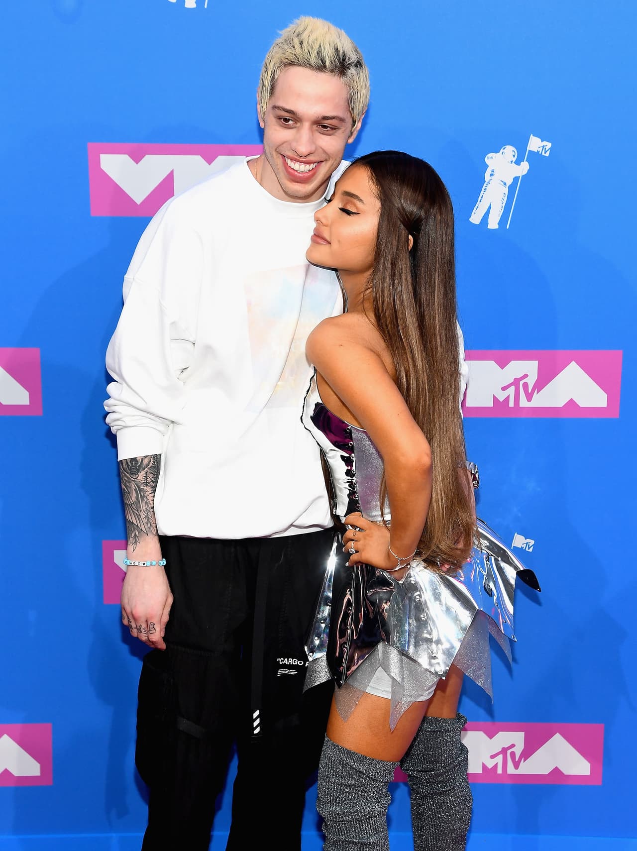 Ariana Grande y su novio Pete Davidson se presentaron por primera vez juntos en una alfombra roja en la pasada entrega de los MTV Video Music Awards 2018, celebrada el 20 de agosto.
<br>