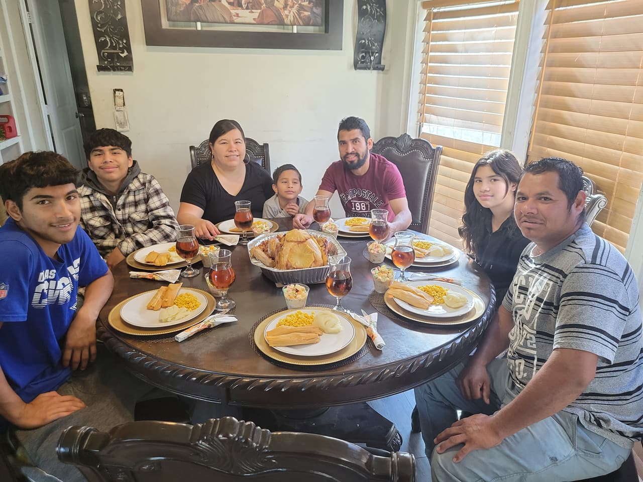 San Juanita Carrillo nos comparte una fotografía de su familia disfrutando de la comida en Thanksgiving con unos ricos
<a href="https://www.univision.com/estilo-de-vida/gastronomia/tamaliza-en-dallas-video">tamales</a>.