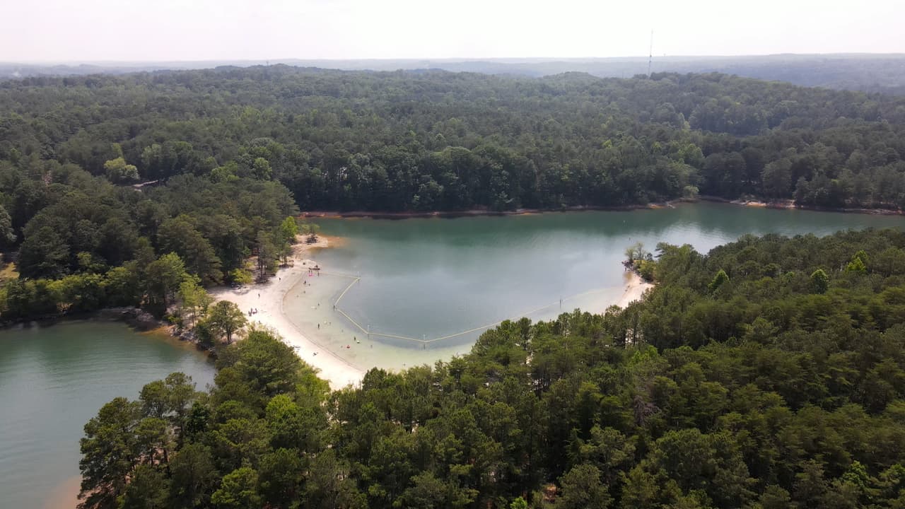 <b><a href="https://goo.gl/maps/GBuRQpDrJGuXNzdC9">Buford Dam Park</a></b> se encuentra en Buford, justo al norte de la presa del mismo nombre en Lake Lanier, a unas 43 millas al noreste de Atlanta.