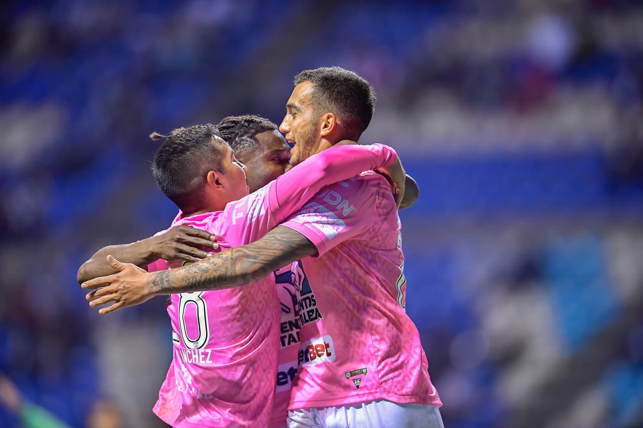 Los Tuzos se iban al descanso con el empuje anímico del gol en contra anulado y el penal otorgado.