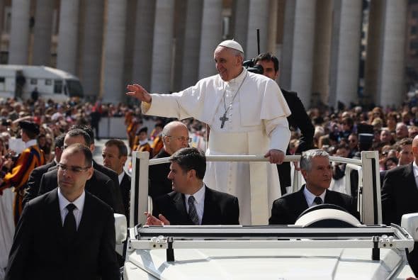 Francisco a bordo de un jeep descapotable, para beneplácito de los fieles.