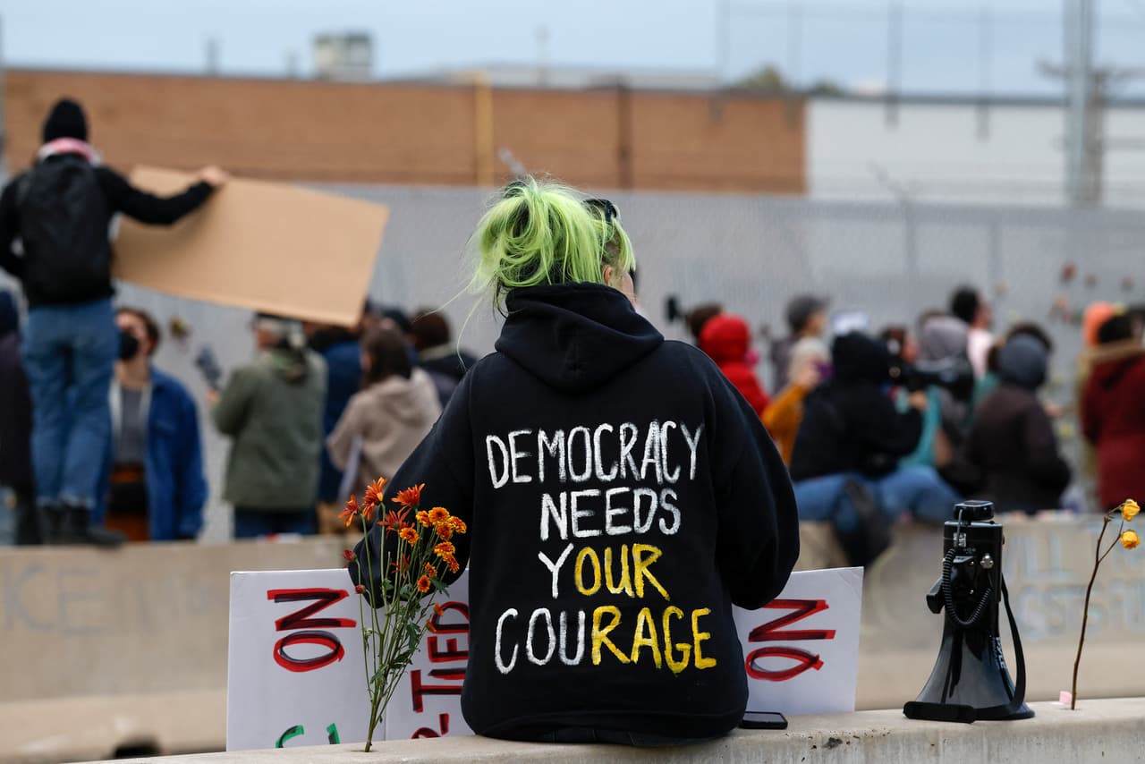 Además de los operativos en Little Village e Irving Park, vecinos reportaron la presencia de agentes federales en 
<b>Avondale</b> y 
<b>Logan Square</b> durante la jornada del sábado, lo que aumentó la preocupación y la movilización comunitaria.
<br>