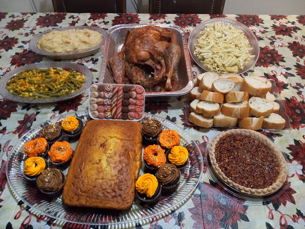 Esta es la mesa de Jal Martínez repleta de comida, con
<a href="https://www.univision.com/local/arizona-ktvw/hoy-es-dia-de-el-pay-de-nuez">pay de nuez</a>, un enorme pancake y cupcakes.