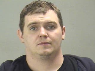 En el 2013, Johnathan Moore fue arrestado por conducir ebiro.