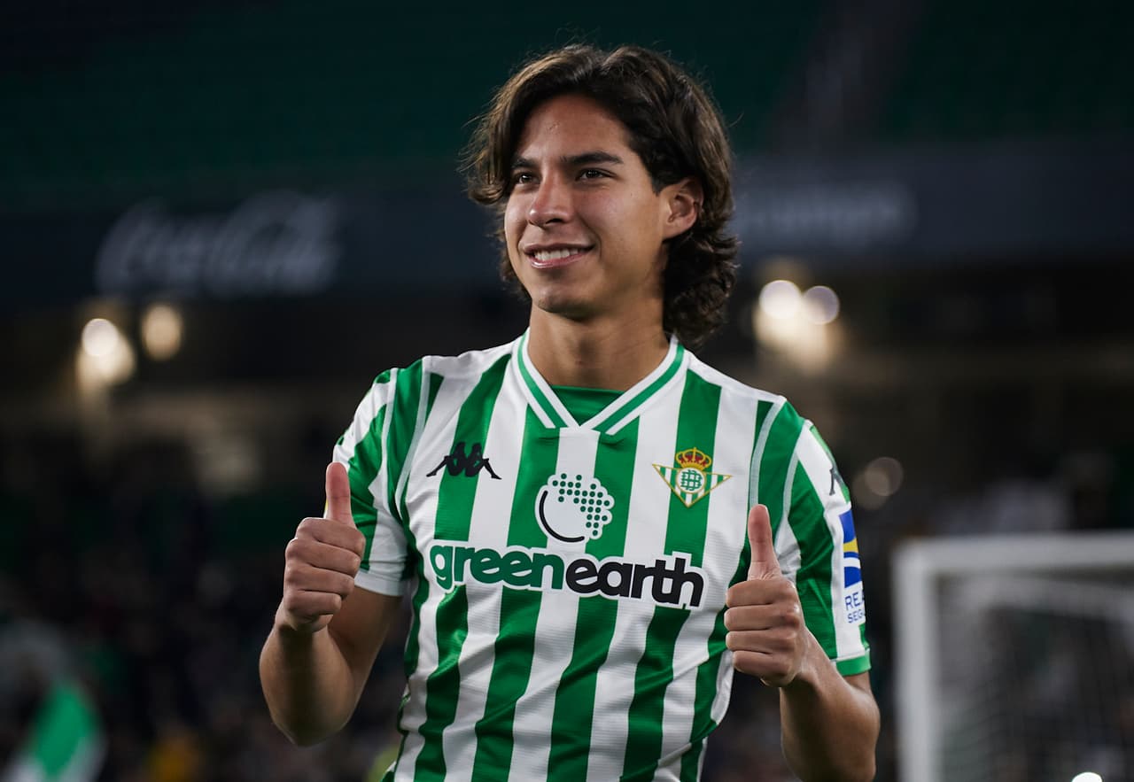 ¿Dónde quedó Diego Lainez? Betis no lo mandó ni a la banca