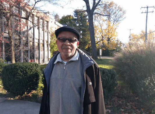 Charles Coles, de 74, dice que votó por Hillary Clinton hoy en Winfield, al oeste de Filadelfia.
