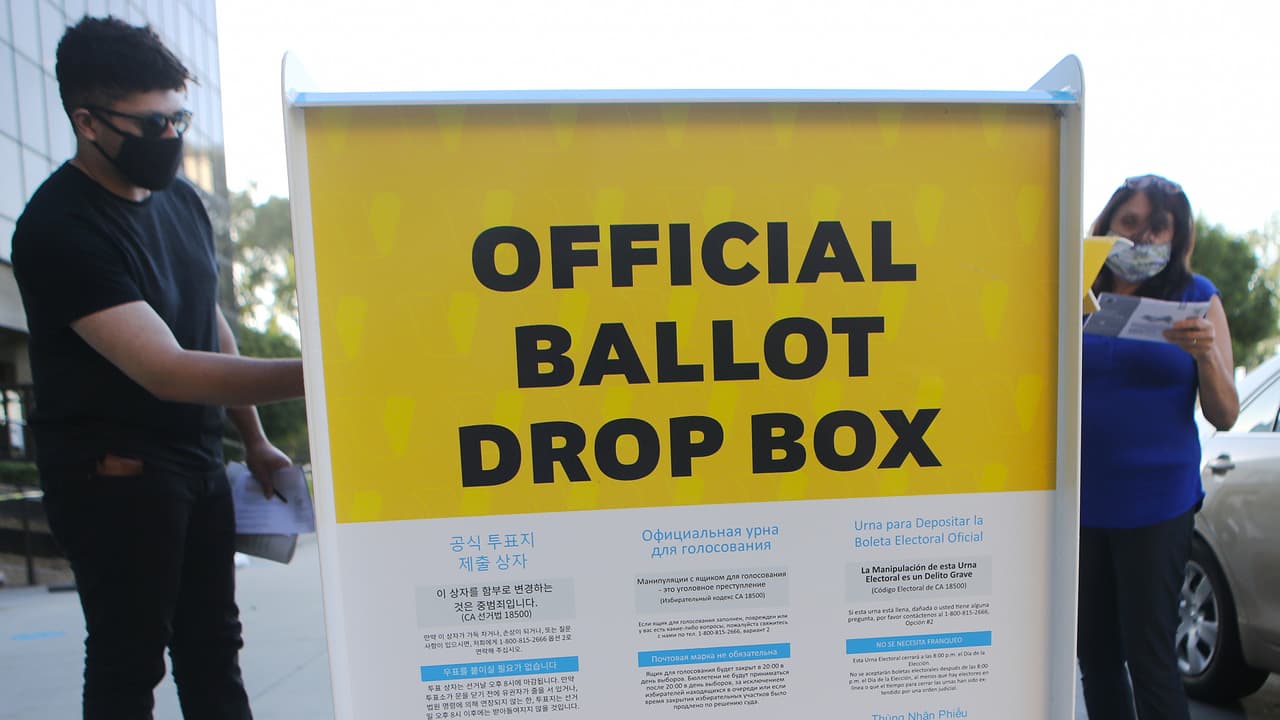 El Partido Republicano se niega a retirar sus urnas en California pese a advertencia