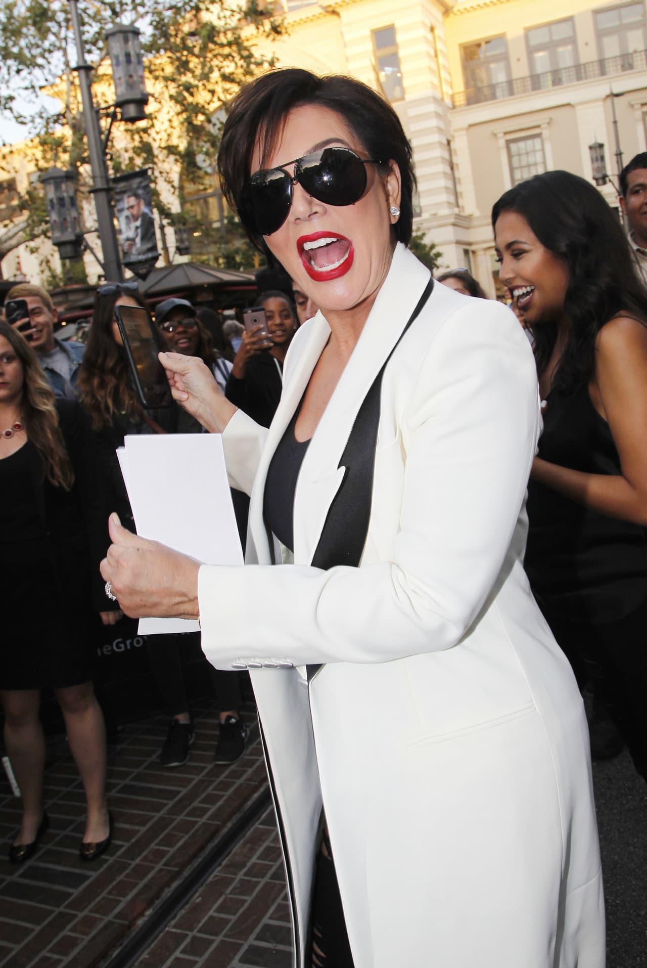 Días después, el mismo artista, quien se proyecta rodeado por una nube de amor y tranquilidad, calificó
<b>la esclavitud como una “elección” en entrevista con <a href="http://www.tmz.com/2018/05/01/kanye-west-tmz-live-slavery-trump/">TMZ</a></b>.