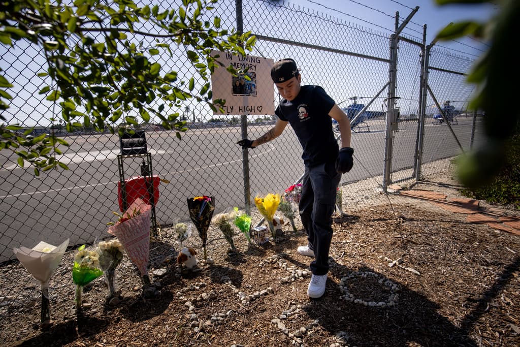 Con piedras escribieron sus nombres y rodearon de flores el tributo de corazón a 
<b><a href="https://www.univision.com/local/los-angeles-kmex/eliana-moreno-george-marciniw-accidente-helicoptero-los-angeles-nbc-telemundo" target="_blank">Eliana Moreno y a George Marciniw</a></b>, quienes no eran empleados de NBC, sino de 
<b>la empresa Angel City Air</b>.
