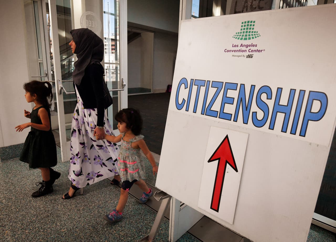 Las primeras diez semanas se basan en las directrices del folleto Aprenda sobre los Estados Unidos:
<b>Quick Civics Lessons for the Naturalization Test </b>que es una publicación del Servicio de Ciudadanía e Inmigración de los Estados Unidos (USCIS). Cada clase refleja una sección del folleto.