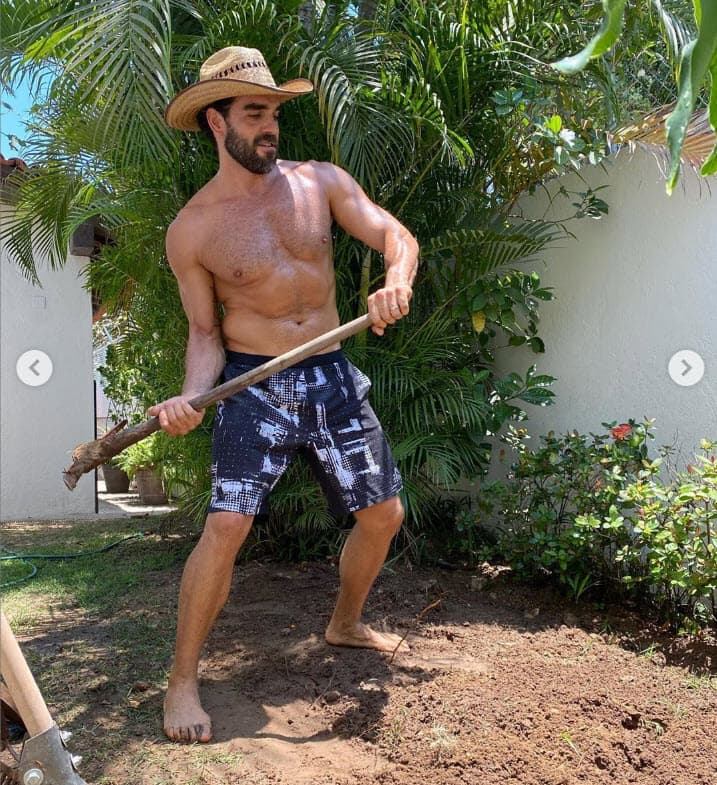 "Hoy toco arreglar el 'compostero'", escribió como pie de las imágenes desde su hogar en Puerto Vallarta, Jalisco, en donde vive con su pareja Ariadne Díaz y 
<b><a href="https://www.univision.com/famosos/lo-que-uno-aprende-en-la-cuarentena-ariadne-diaz-descubre-el-verdadero-oficio-de-su-hijo-diego-video" target="_blank">su hijo Diego, de 4 años. </a></b>
<br>