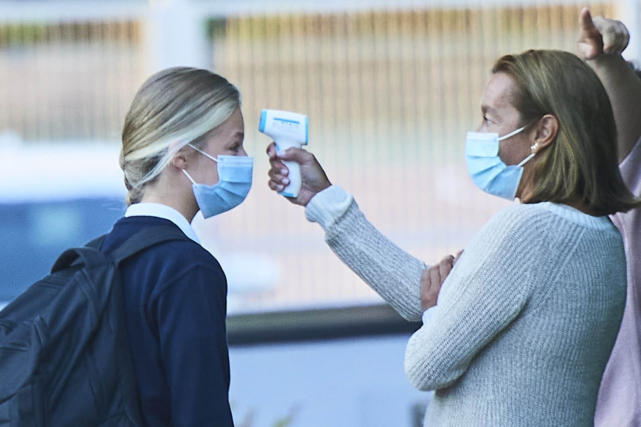 Leonor se dejó ver con un cubrebocas mientras le tomaban la temperatura al ingreso. 
<br>