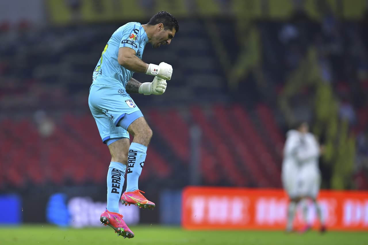 Desde los 12’ del juego, Doldán salió expulsado. Naveda (26’) marcó el primero para adelantar a las Águilas y Sepúlveda (45+1’) emparejó los cartones. En la recta final apareció Henry Martin (84’) para hacer el tanto de la victoria. Las Águilas llegaron a 13 unidades y son líderes; Gallos se quedó en 9. En la J7, América visitará al Atlas y Gallos recibirá al Puebla.