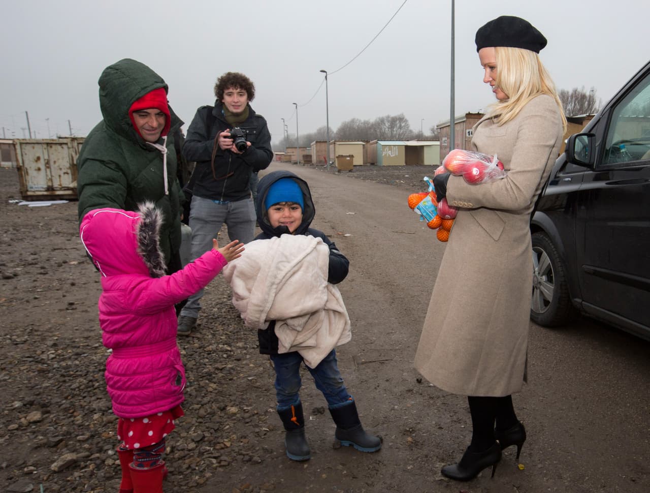 "Estoy sin palabras y muy molesta", anota Pamela, dejando en claro que le enoja la posición de los políticos en cuanto a la crisis de refugiados.