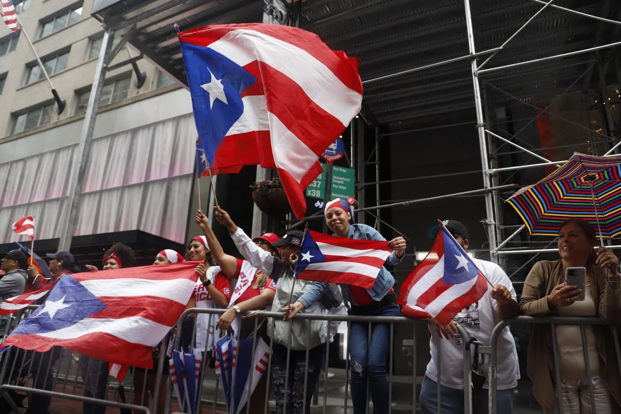 Además, los organizadores informaron que este año el desfile tenía como objetivo sensibilizar sobre el impacto del cambio climático en la isla.