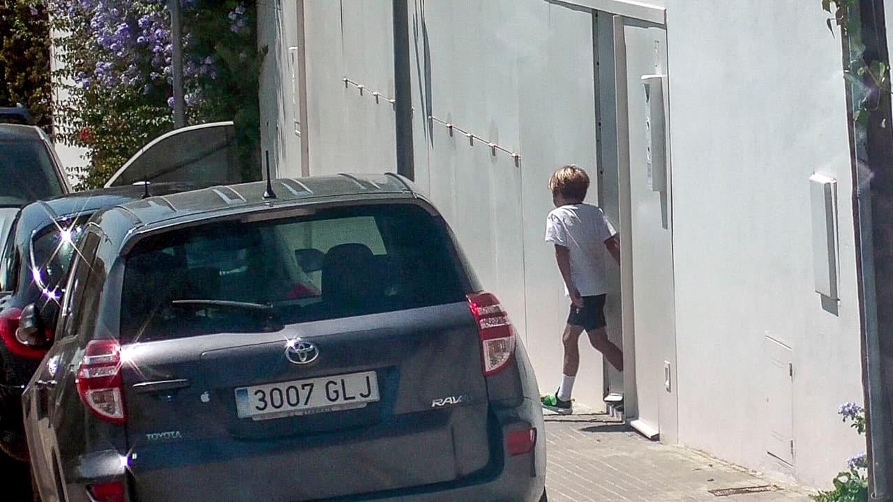 Ambos niños vestían casualmente, con camisetas blancas, pantalones cortos y tenis. 
<br>