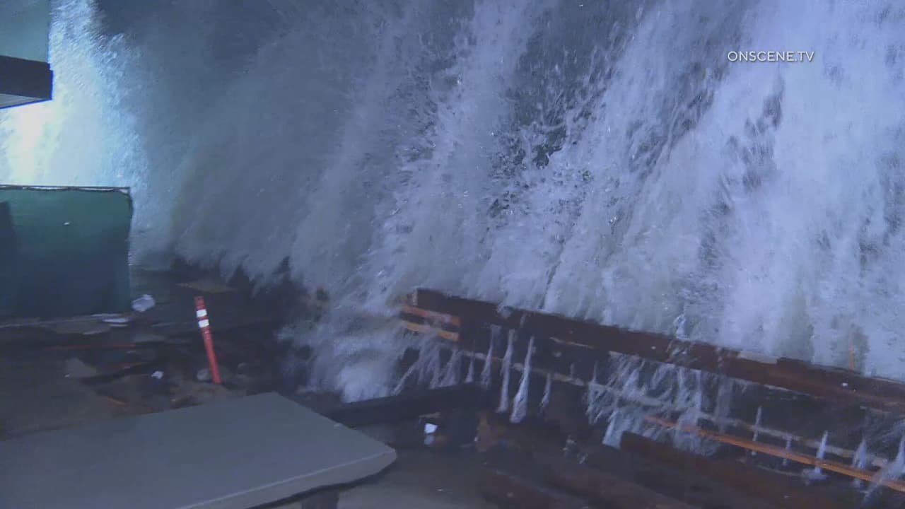 Las mareas altas y el fuerte oleaje llegaron hasta el paseo marítimo de Long Beach durante la madrugada del viernes 9 de octubre, mientras la ciudad mantenía sus medidas de respuesta ante las condiciones costeras peligrosas provocadas por la tormenta tropical Rachel.