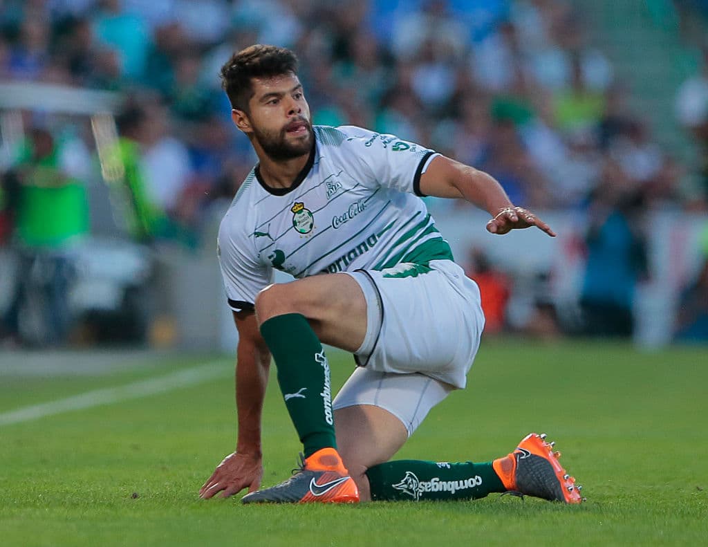 Desde 2013, Araujo había defendido los colores verde y blanco del equipo lagunero, equipo con el que ganó dos campeonatos de liga, una copa y un campeón de campeones.