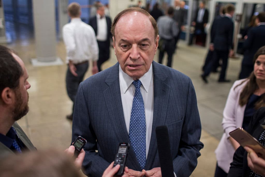 <b>Senador Richard Shelby (Alabama).</b> Es un histórico del Senado que llegó por primera vez como demócrata conservador en 1986; en 1994 se hizo republicano, justo con el triunfo de la llamada "Revolución conservadora" con la que el presidente Bill Clinton perdió las mayorías demócratas en el Congreso. El pasado 8 de febrero Shelby anunció que no se postularía para la reelección en 2022.
<br>
<br>Alabama es un sólido estado republicano por lo que se espera que más allá de quien gane la primara para ser el candidato sucesor de Shelby, quede en manos de los conservadores. El senador ha apoyado consistentemente a Trump en sus años de mandato.
<br>
<br>Este escaño que dejará vacío, sin embargo, deja abierta la posibilidad para definirse entre algún o algunos candidatos conservadores clásicos o uno de posturas más radicales, alineado con el expresidente Trump como Mo Brooks, representante de Alabama.
<br>
<br>Brooks, quién participó del
<a href="https://www.univision.com/noticias/elecciones-en-eeuu-2020/trump-discurso-violencia-capitolio">evento de Trump previo al asalto al Capitolio del 6 de enero y azuzó a los seguidores a "patear traseros"</a>, ya manifestó sus posibles aspiraciones para este escaño que Shelby dejará vacío.
<br>