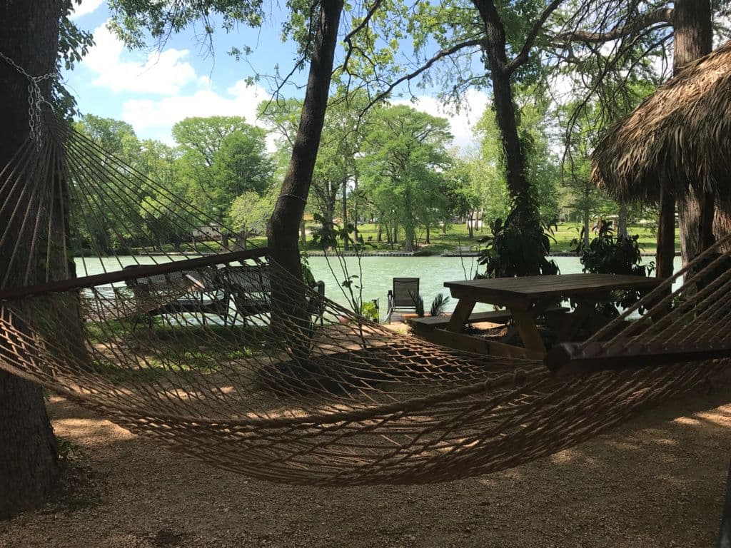 La isla estaba programada para cerrar en 2019 después de que la Autoridad del Río Guadalupe-Blanco dijera que el lago McQueeney, Lake Placid, Meadow Lake y el lago Gonzales debían ser drenados debido a preocupaciones de seguridad por el envejecimiento de las presas.
<br>
<br>Sin embargo, un juez detuvo temporalmente el drenaje de los cuatro lagos en septiembre de 2019 para escuchar los argumentos de los abogados que representan a los residentes que viven a lo largo de los lagos.