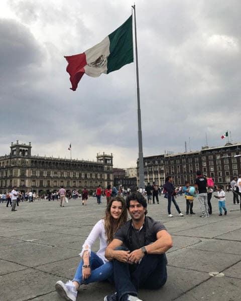 A pesar de no vivir juntos, Arturo ha demostrado que es un buen padre y trata de pasar el mayor tiempo posible con su hija.