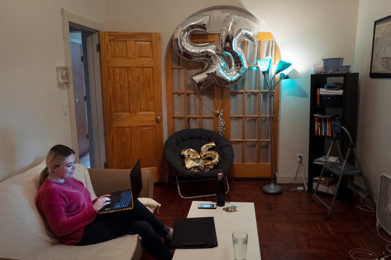 La compañía eléctrica 
<a href="https://www.univision.com/local/san-francisco-kdtv/cierre-de-escuelas-apagones-y-mas-todo-lo-que-debes-saber-sobre-la-alerta-de-incendios-en-california" target="_blank">PG&E recomienda a los residentes</a> desconectar sus equipos eléctricos por completo y solo dejar una lámpara encendida para percatarse cuando restablezcan el suministro.