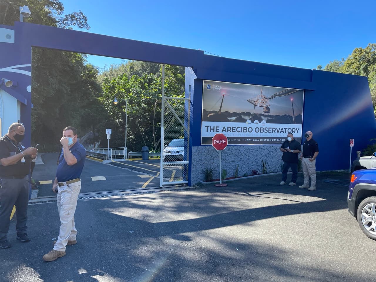 Este martes se informó 
<a href="https://www.univision.com/local/puerto-rico-wlii/colapsa-el-observatorio-de-arecibo">el colapso de la plataforma del Observatorio de Arecibo</a>. De acuerdo al informe policiaco, según informó Jaime Gago Piñeiro, director de operaciones del lugar, de 20 a 30 pies de la parte superior de las torres junto con el triángulo colapsaron y le ocasionaron daños a la estructura.
<br>