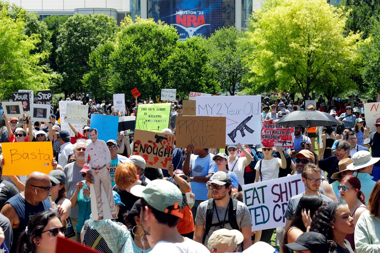 Manifestantes frente al recinto donde se celebra la convención de la Asociación Nacional del Rifle (NRA). La secretaria de prensa de la Casa Blanca, Karine Jean-Pierre, dijo el jueves que los líderes de la NRA "están contribuyendo al problema de la violencia armada y no están tratando de resolverlo". Los acusó de representar los intereses de los fabricantes de armas, "que comercializan armas de guerra entre 
<a href="https://www.univision.com/noticias/tiroteos/joven-chat-atacante-uvalde-culpa" target="_blank">adultos jóvenes".</a>