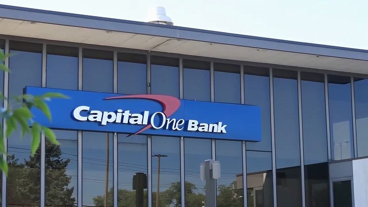 Familia de Donald Trump acusa a Capital One de fabricar excusas para cerrar sus cuentas bancarias
