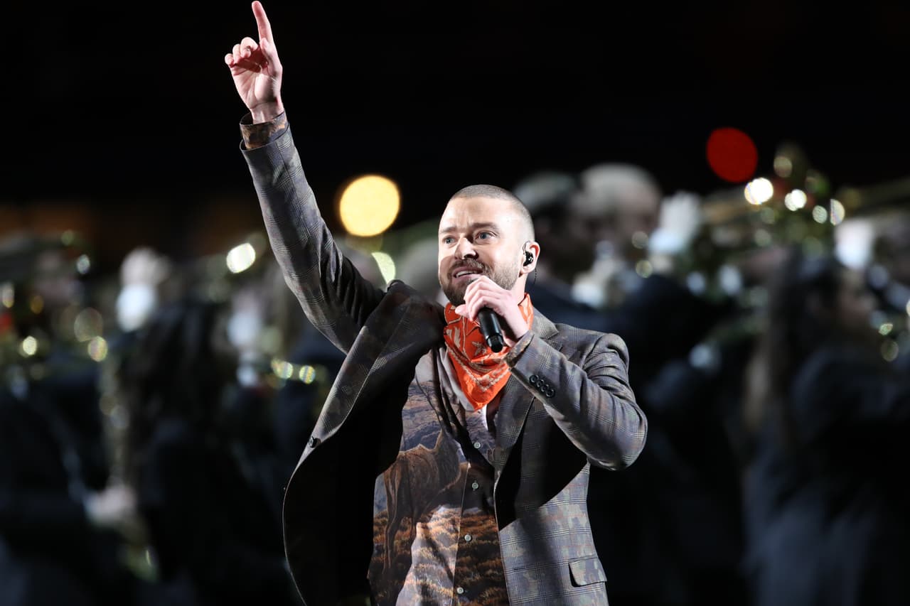 El popular cantante se presentó en el show de medio tiempo del partido entre New England Patriots y Philadelphia Eagles con sus éxitos de hoy y siempre.