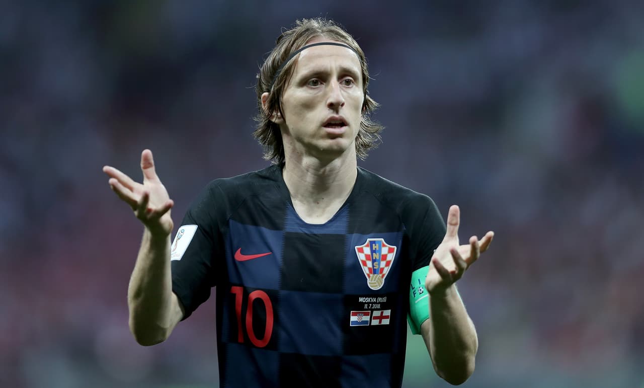 Uno de los íconos de la selección croata, Luka Modric, tenía justamente 6 años cuando tuvo que salir huyendo de su hogar para vivir en un pueblo a 10 minutos en carro del suyo en donde había una mayoría croata. Su padre era croata y su madre serbia, su padre militó por cuatro años en el frente que buscaba la independencia de este país, a su abuelo lo mató un francotirador.