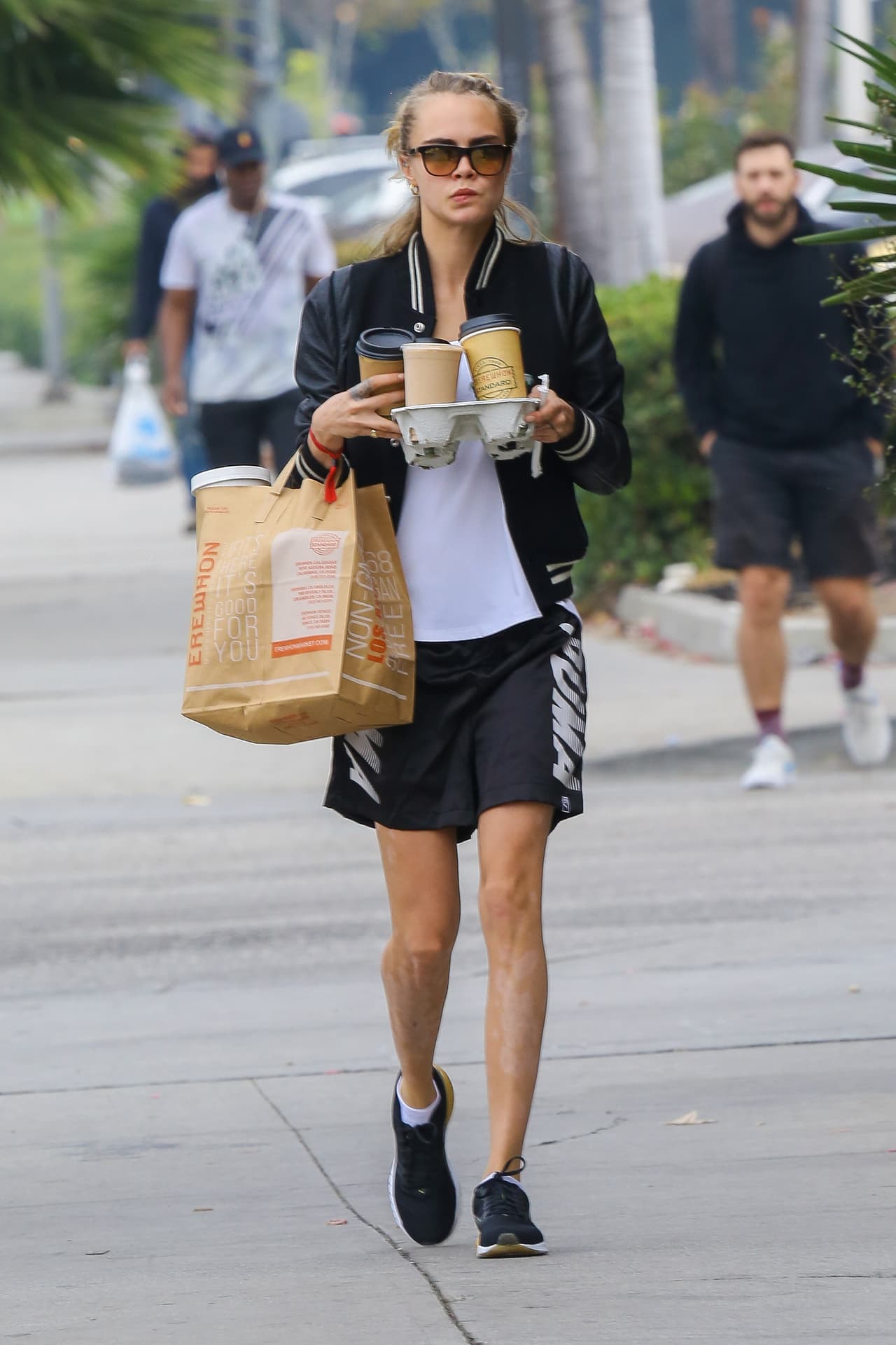 La súper modelo luce desaliñada y con las piernas demasiado delgadas.