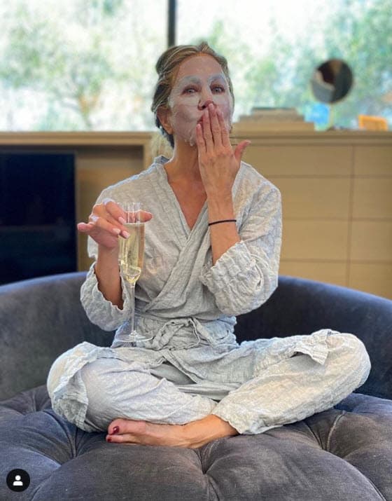 Jennifer Aniston se preparó para 
<b><a href="https://www.univision.com/famosos/lista-completa-de-ganadores-de-los-premios-emmy-2020?fd" target="_blank">la noche de premios Emmy 2020</a></b> con una pijama gris de algodón japonés orgánico de Pour Les Femmes. La actriz estaba muy relajada con mascarilla y una copa de champaña en mano.