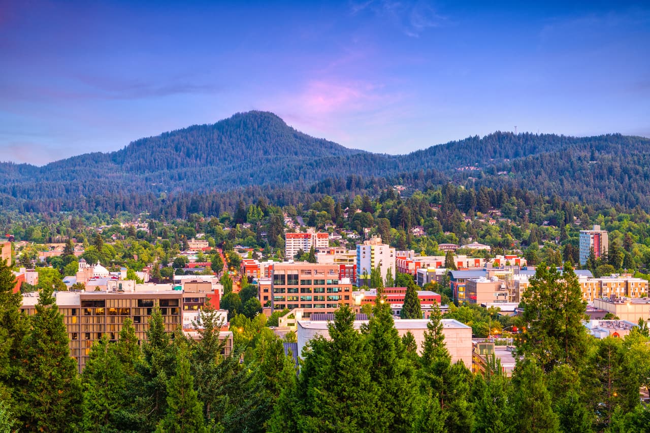 <h3 class="cms-H3-H3">9. Eugene, Oregon</h3>
<br>
<br>➡️ 
<b>Cantidad de personas sin techo: </b>3,000
<br>
<br>Situada a lo largo del río Willamette, Eugene es una ciudad conocida por su Alton Baker Park y Fifth Street Market. Con una población promedio de 179,887, Eugene se encuentra entre las ciudades más pobladas de Oregon. La principal fuerza impulsora de la economía de Eugene son las numerosas industrias de fabricación de vehículos. 
<br>
