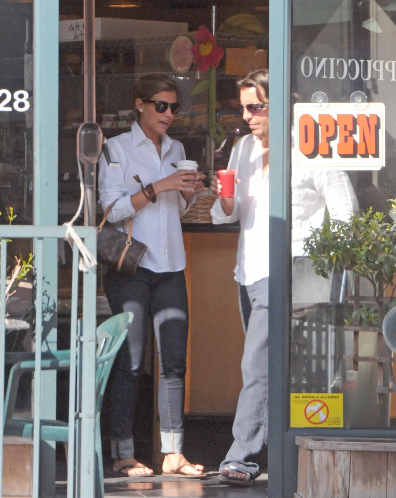 Los fotógrafos captaron a la pareja a lo largo de una jornada. Tras su paso por un restaurant de sushi, se dirigieron a tomar un café helado.